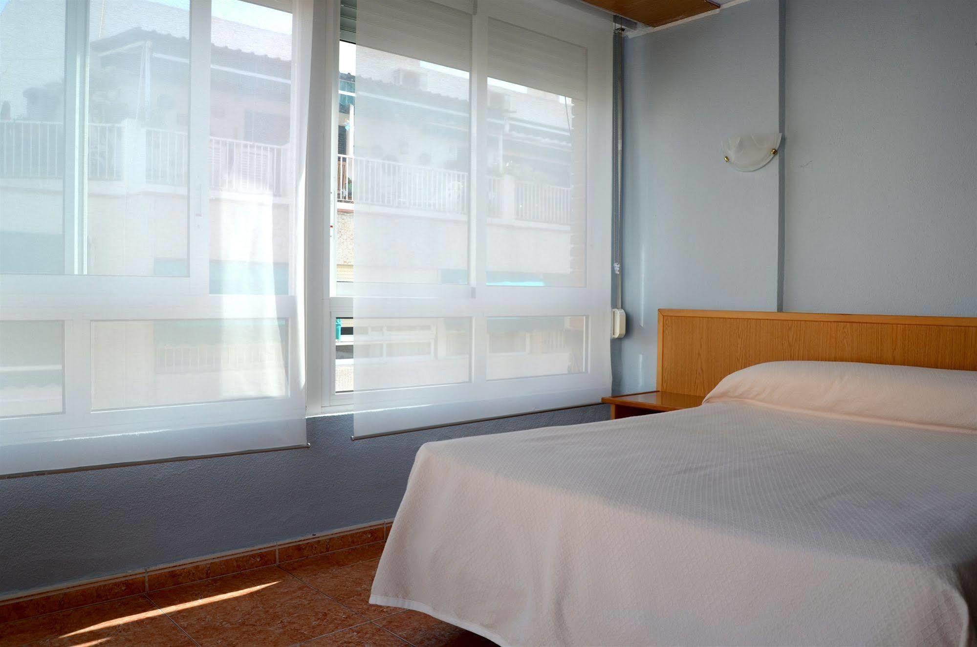 Hotel Cervantes Alicante Bagian luar foto