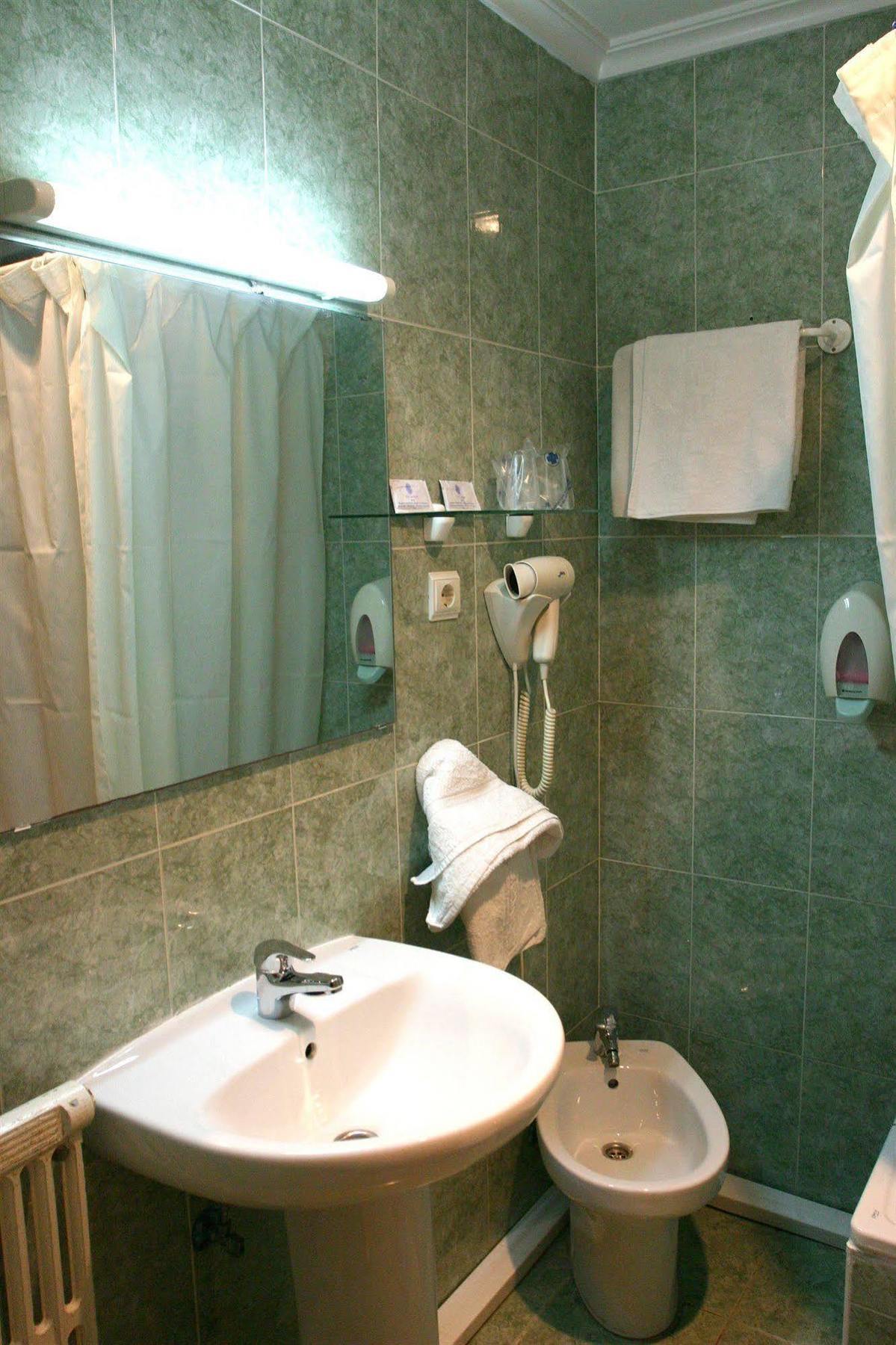 Hotel Cervantes Alicante Bagian luar foto